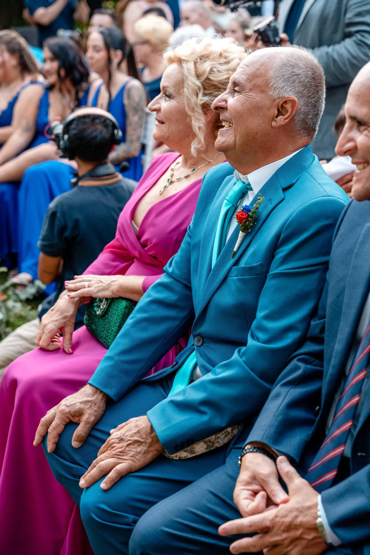 Padres de los novios riendo emocionados durante la ceremonia
