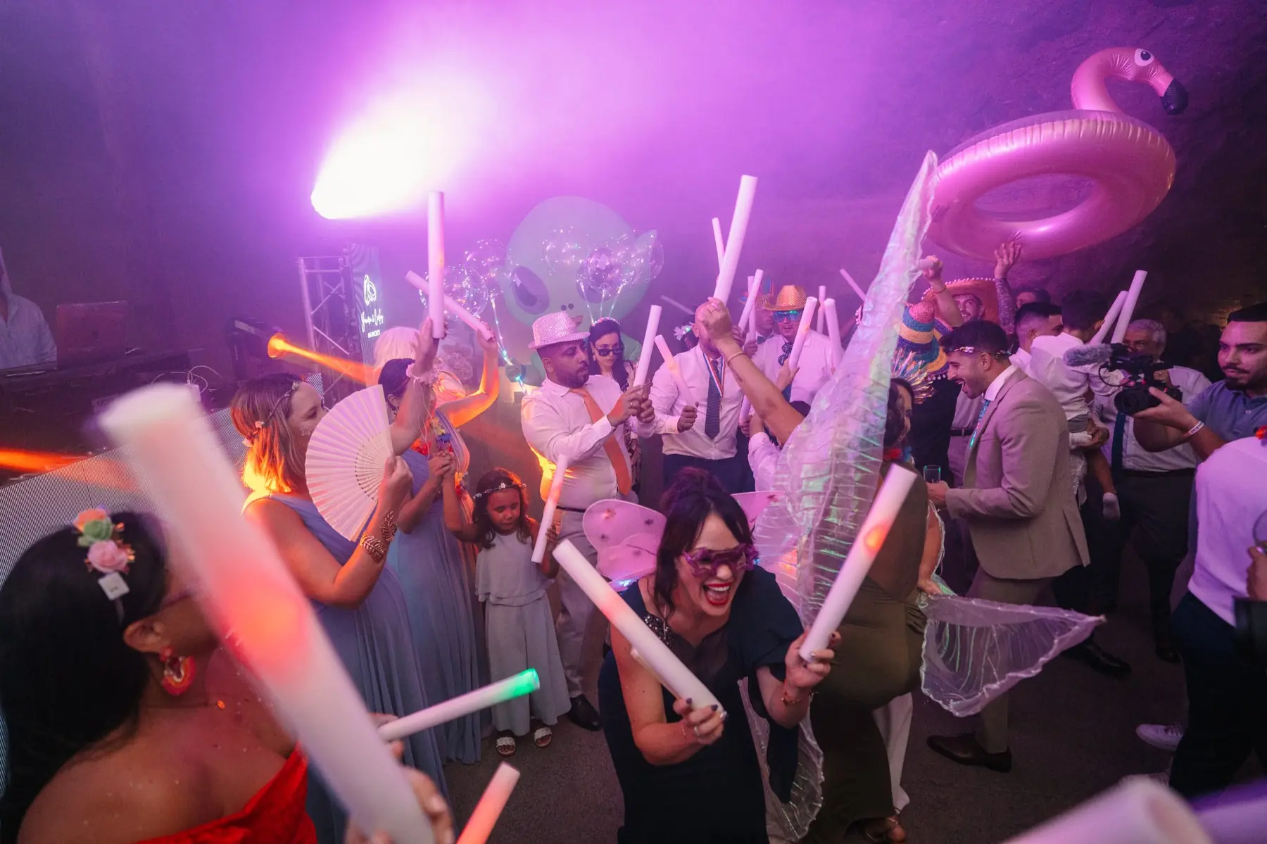 Pista de baile con accesorios luminosos y ambiente festivo en Hacienda de Anzo