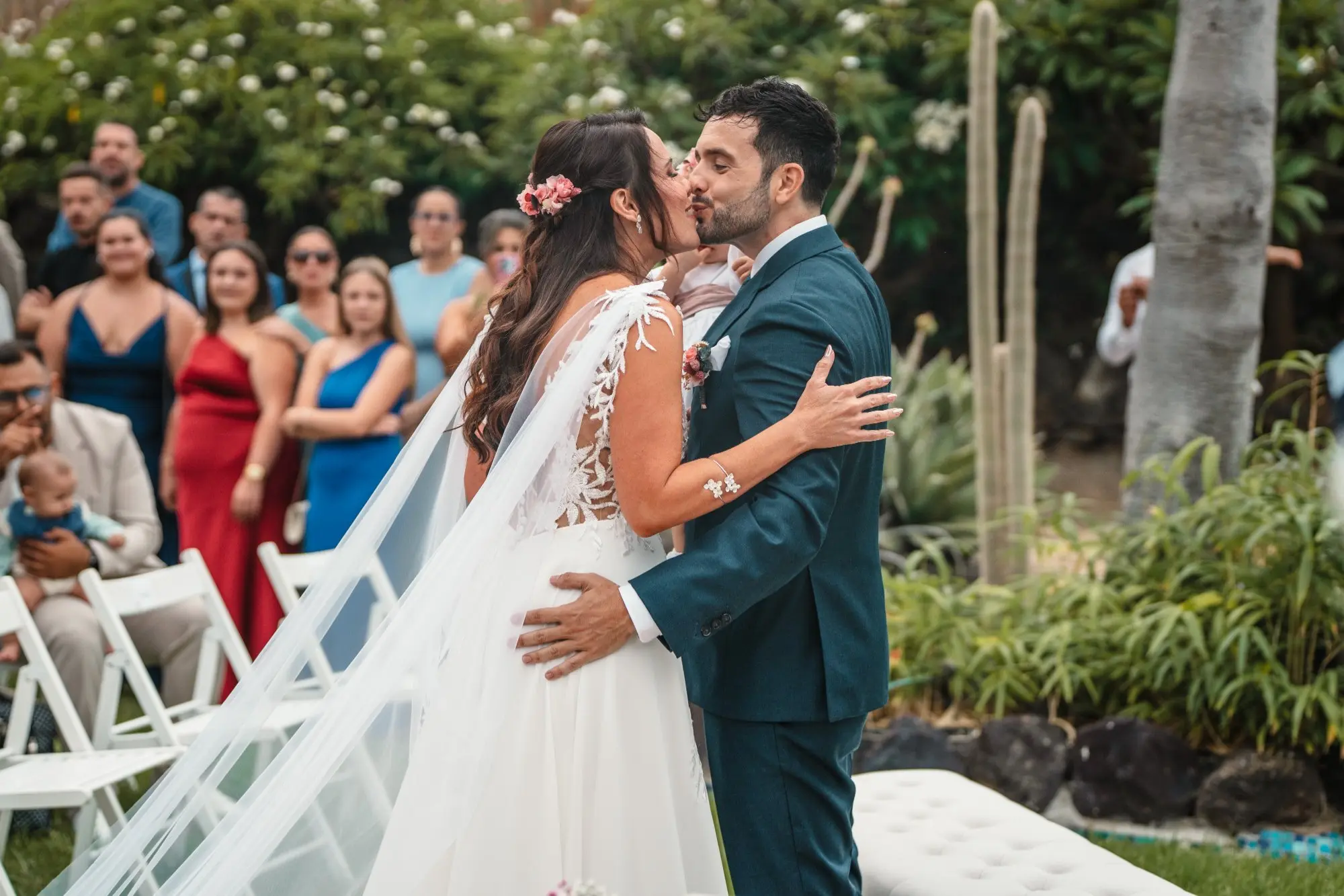 Primer beso de los novios en el altar durante la ceremonia en Hacienda de Anzo