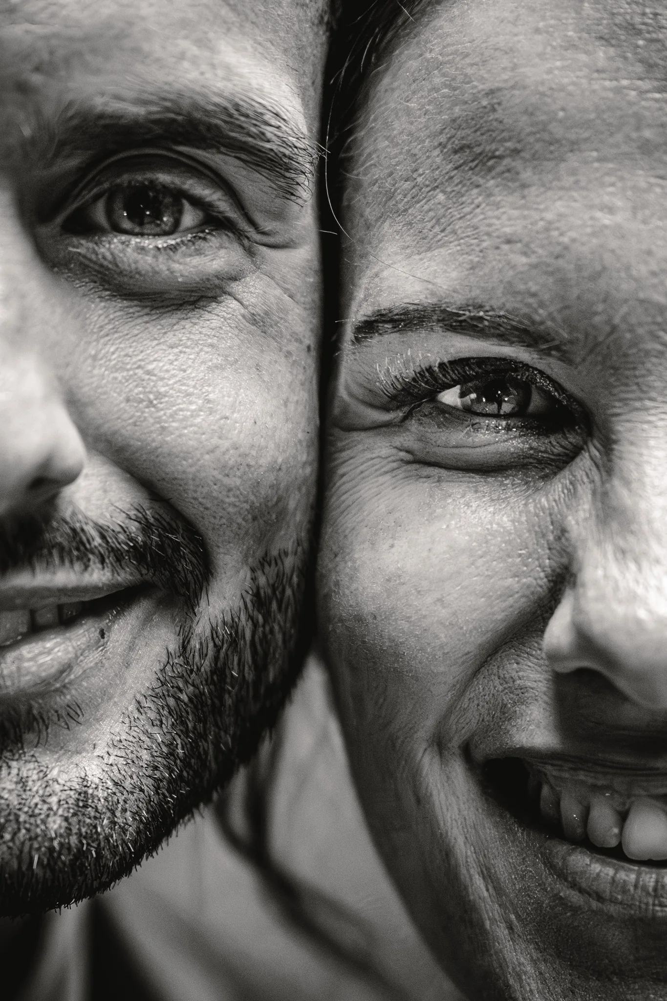 Retrato íntimo en blanco y negro de los novios mostrando emoción y complicidad