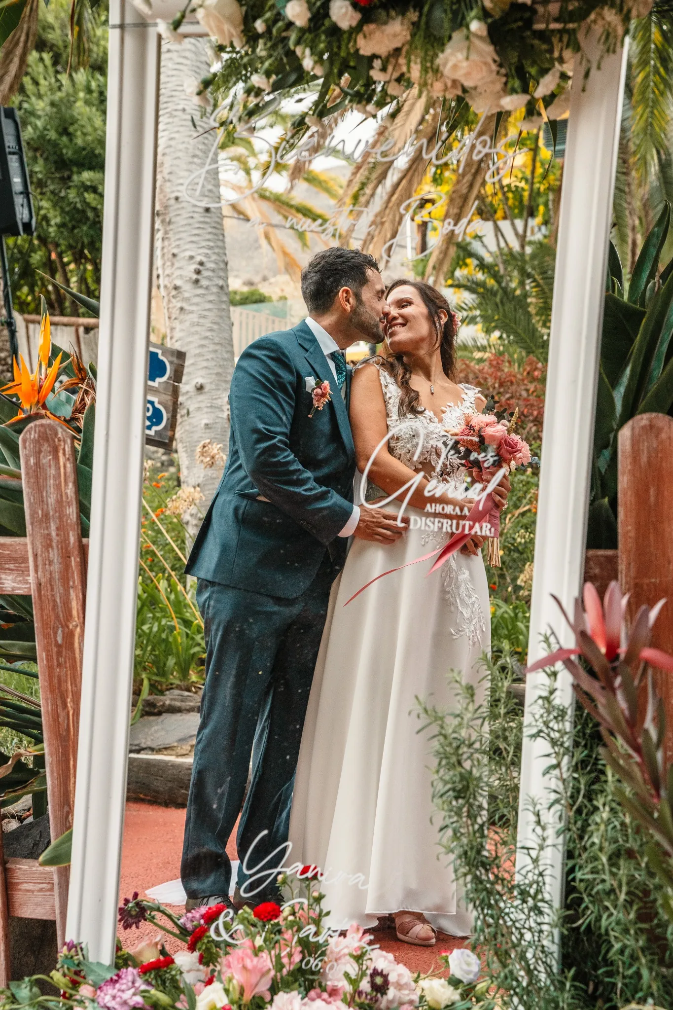 Los novios posan frente al espejo de bienvenida decorado en Hacienda Anzo