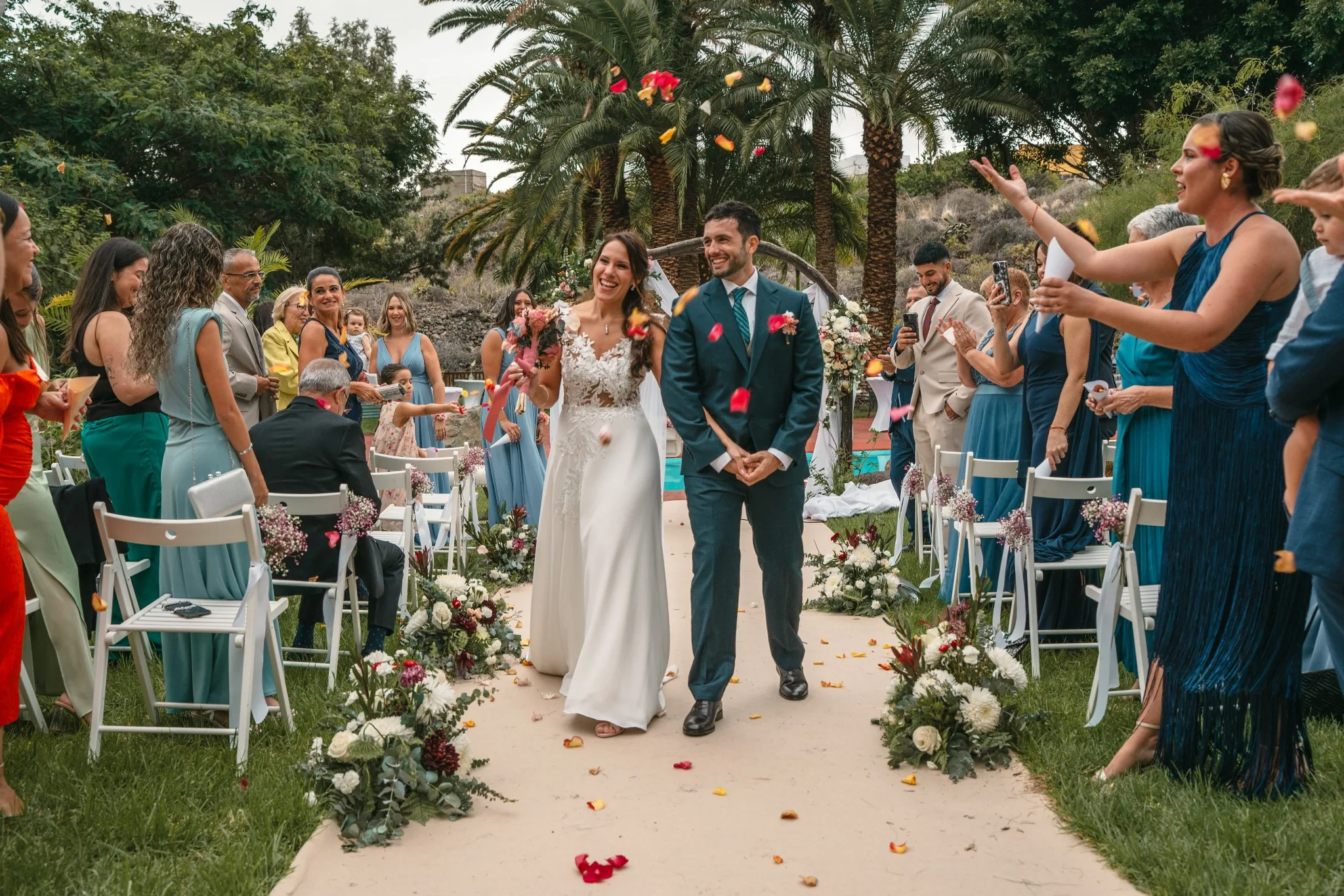 Salida de los novios entre pétalos tras la ceremonia en el jardín de Hacienda Anzo