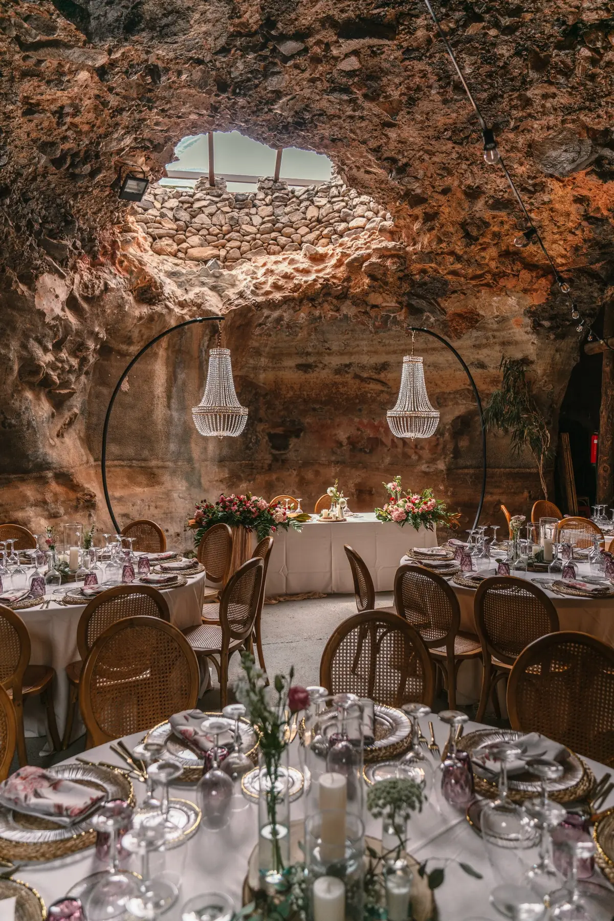 Vista completa del salón cueva con luz natural en Hacienda de Anzo