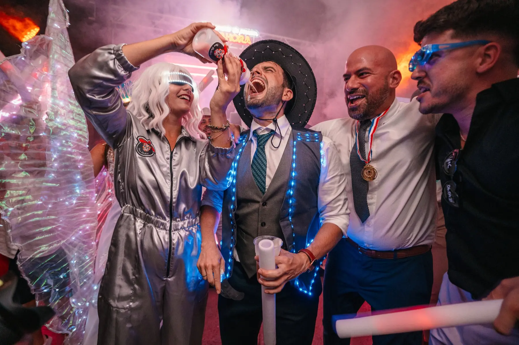 Show de animación con invitados disfrazados durante la fiesta en Hacienda de Anzo