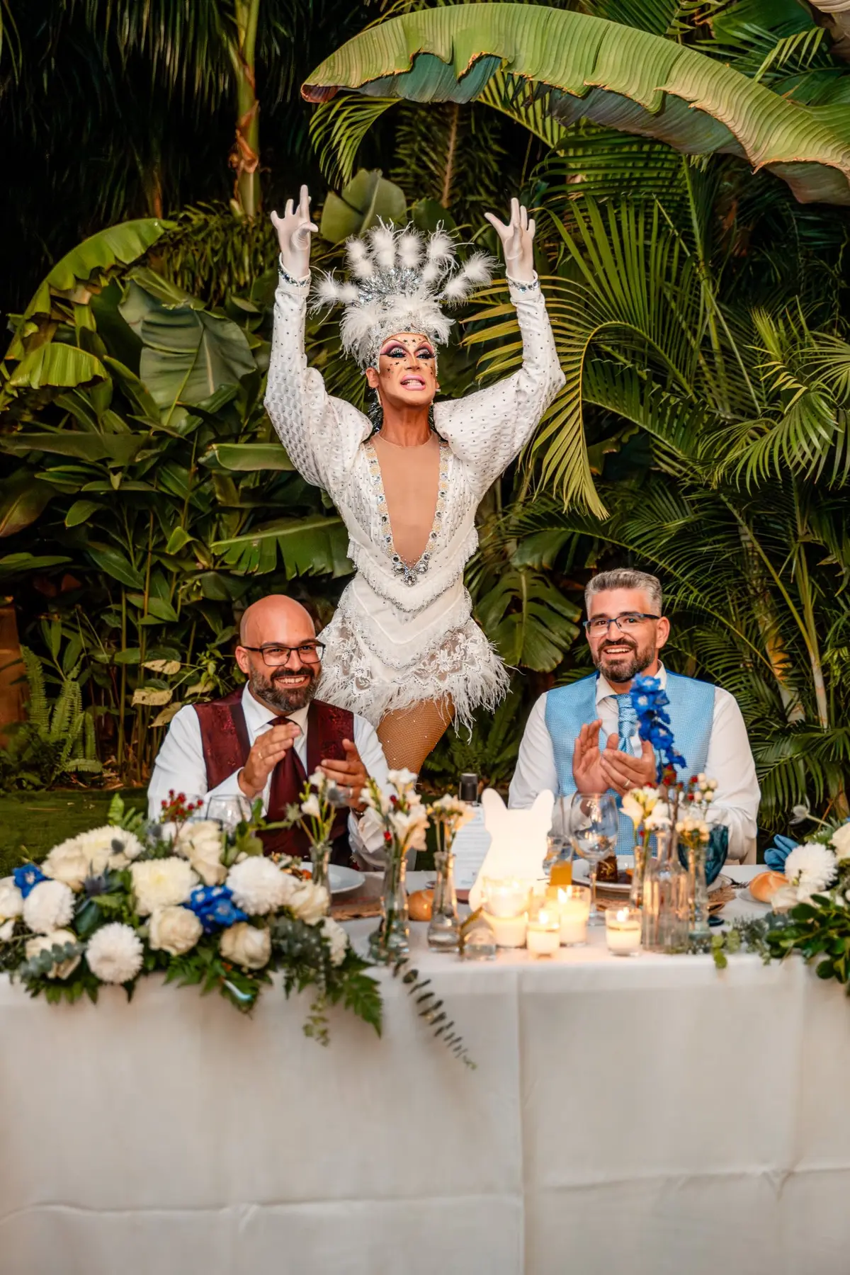 Show de drag queen en la mesa de los novios