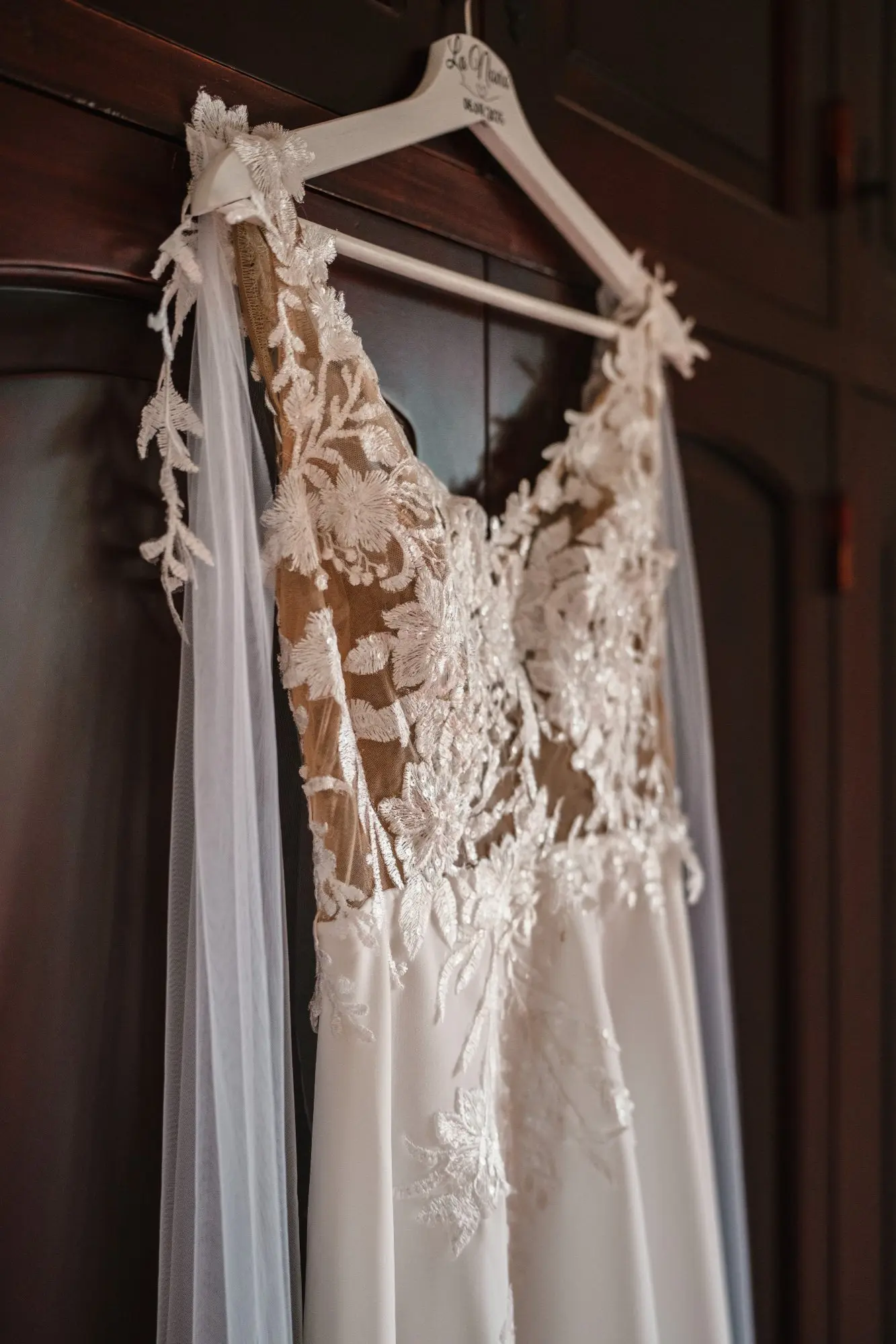 Vestido de novia colgado en percha durante los preparativos en Hacienda de Anzo, Gran Canaria