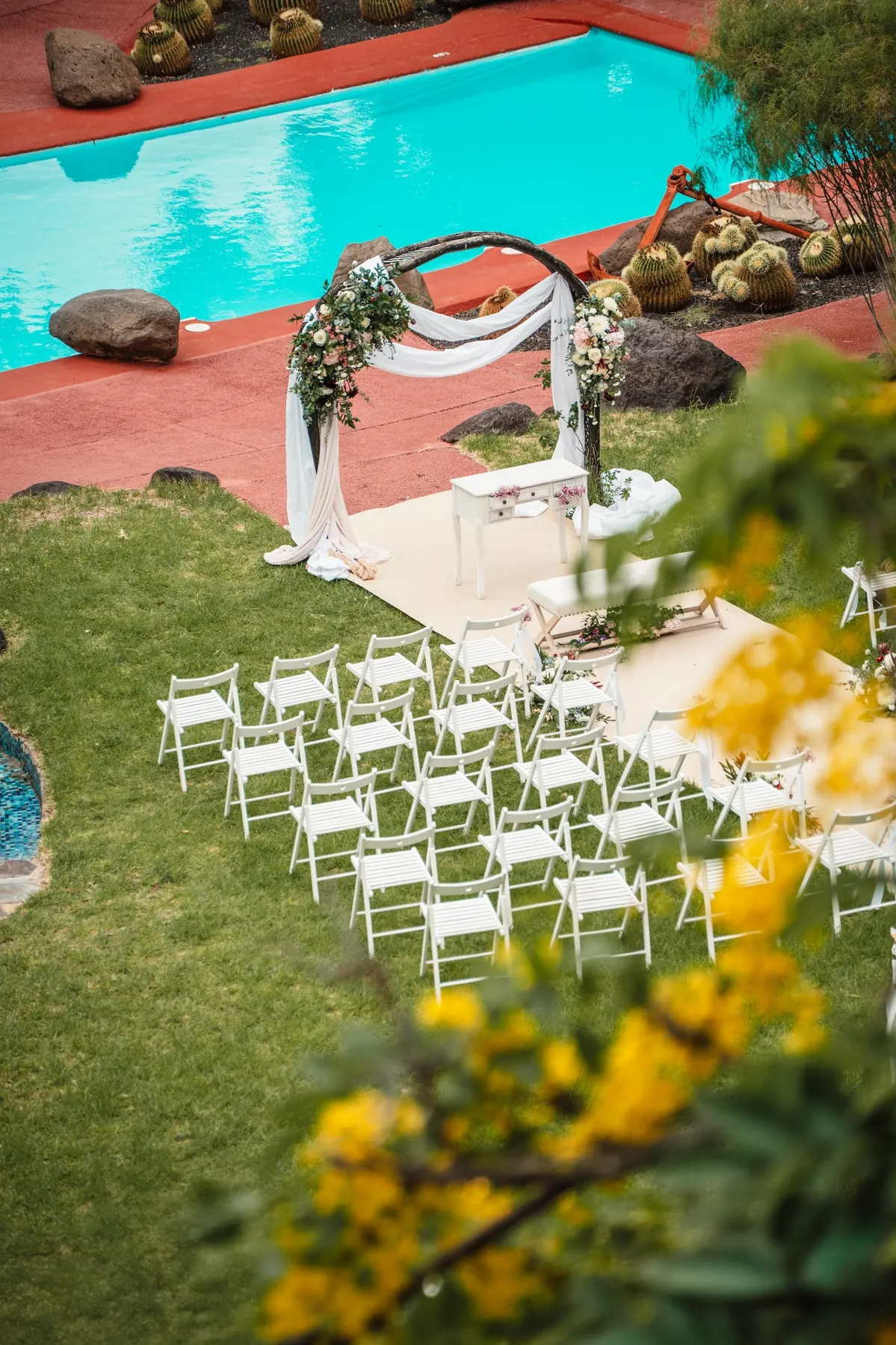 Vista aérea de ceremonia junto a piscina en Hacienda de Anzo, Gran Canaria