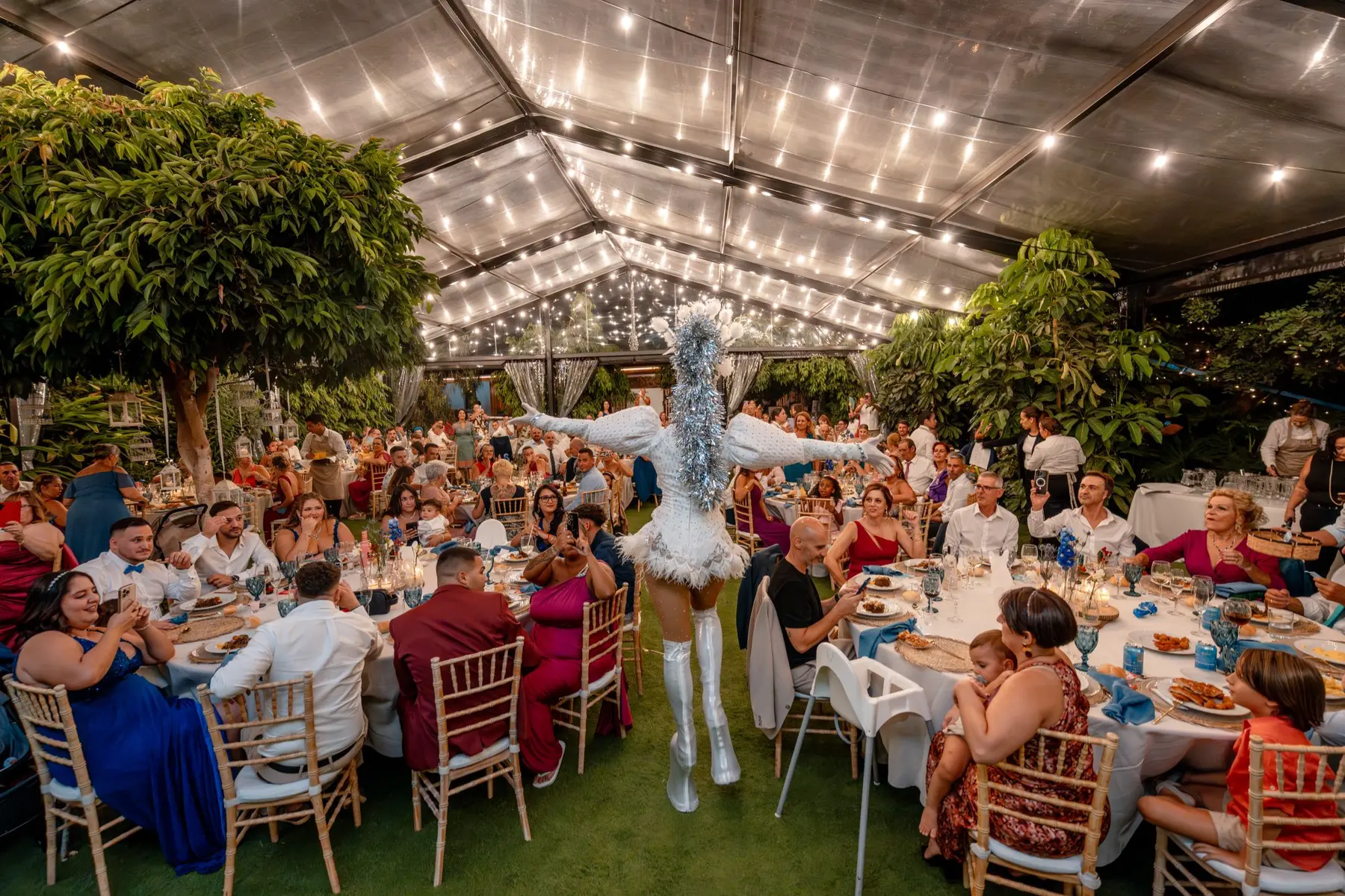 Banquete de boda de noche con luces